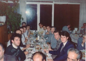 Sağ başta, benim tam karşımda oturan Bülent, yanındakiler ise Mehmet ve Namık Bey...